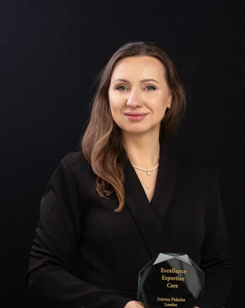 Joanna Pałacki z otrzymanym wyróżnieniem medycznym. Profesjonalizm i wysoka jakość usług, które oferuje polski fizjoterapeuta w UK.
