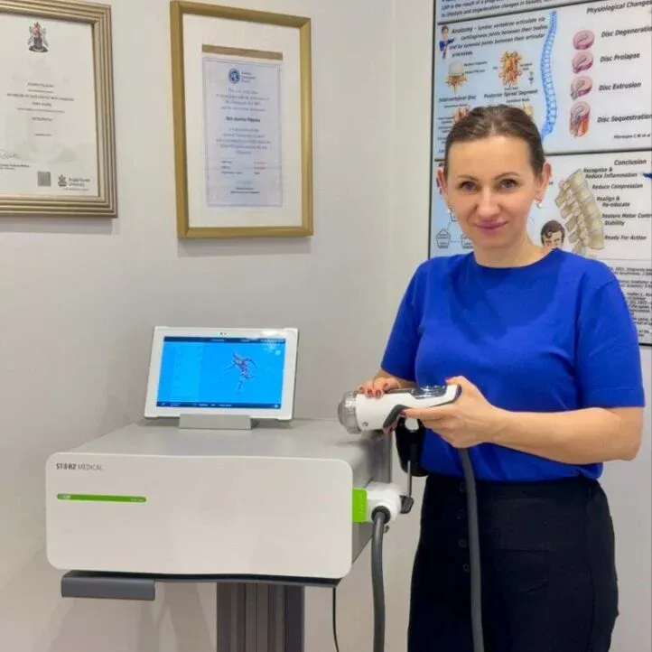 Joanna Pałacki wykonuje zabieg fala uderzeniowa skupiona. Profesjonalna fala uderzeniowa londyn.
