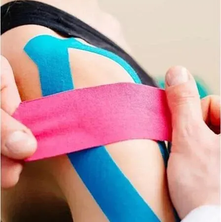 Precyzyjne naklejanie taśmy w celu stabilizacji stawów i mięśni. Skuteczna rehabilitacja powypadkowa i wsparcie po kontuzji